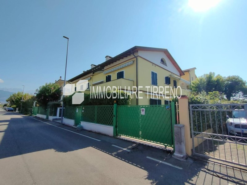 Attico in Vendita a Massa, zona Marina di Massa, 270'000&euro;, 55 m², arredato