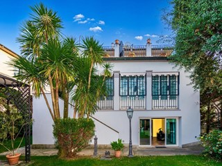 Villa in Vendita a Lucca, zona San Marco, 1'090'000€, 450 m², arredato
