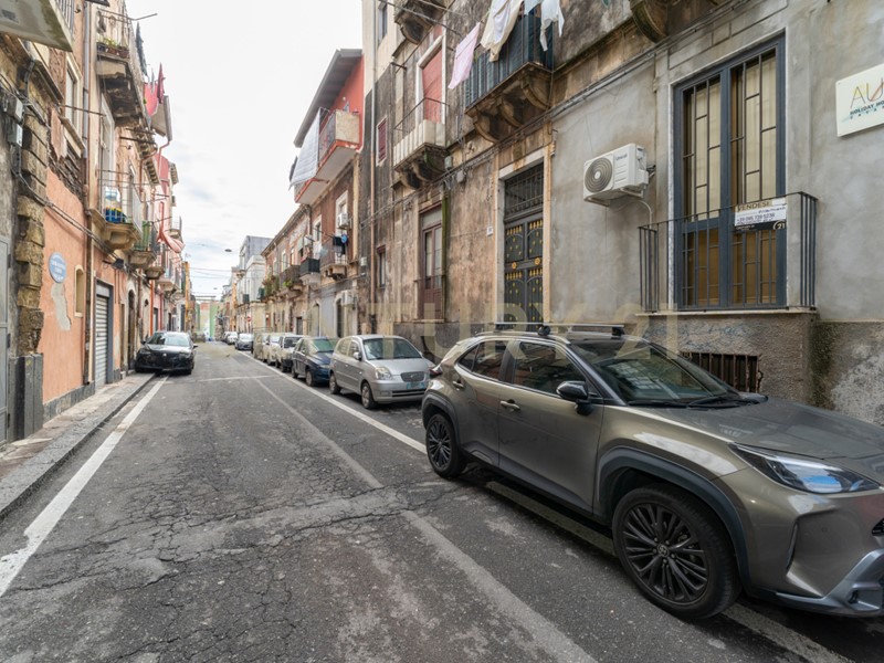 Bilocale in Vendita a Catania, 65'000&euro;, 64 m², arredato