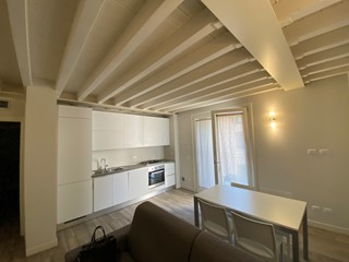 Bilocale in Affitto a Desenzano del Garda, 850€, 60 m², arredato