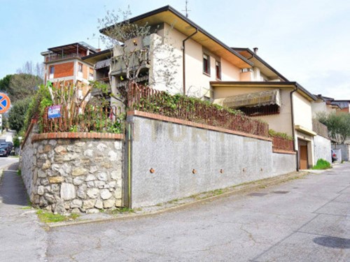 Casa Indipendente in Vendita a Montecatini Terme, 220'000€, 236 m², arredato, con Box