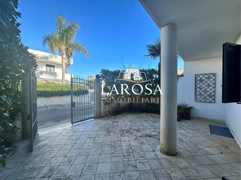 Casa Indipendente in Vendita a Melendugno, zona Torre Dell'orso, 280'000€, 158 m², arredato