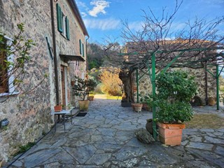 Casa Indipendente in Vendita a Fosdinovo, 850'000&euro;, 350 m²