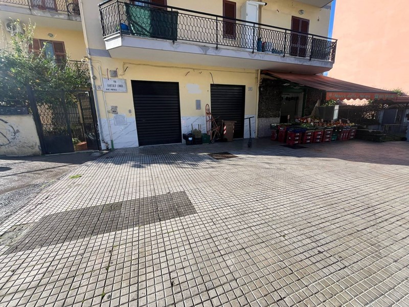 Negozio in Affitto a Napoli, zona Ponticelli, 900€, 35 m²