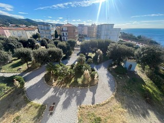 Trilocale in Vendita a Livorno, zona Antignano, 500'000€, 102 m², con Box