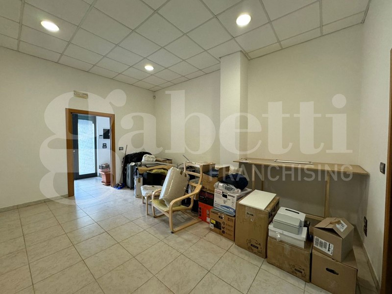 Negozio in Affitto a Bari, 350€, 50 m²