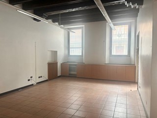 Ufficio in Affitto a Parma, 250 m²