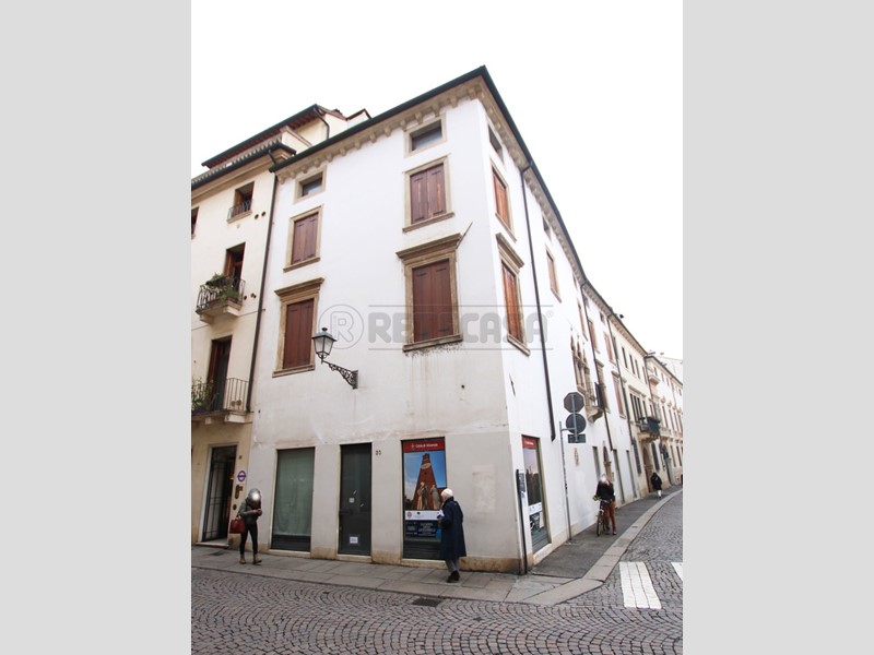 Casa Indipendente in Vendita a Vicenza, 516 m²