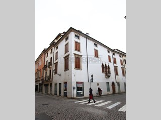 Casa Indipendente in Vendita a Vicenza, 516 m²