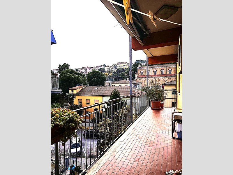 Appartamento in Affitto a Falconara Marittima, 600€, 110 m²