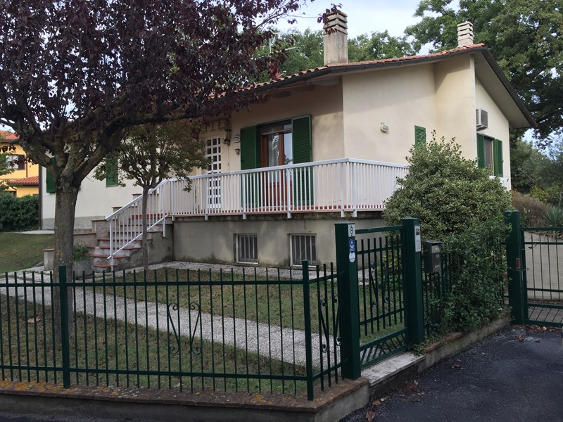 Villa in Vendita a Sarteano, zona Miralaghi, 350'000€, 248 m², arredato, con Box