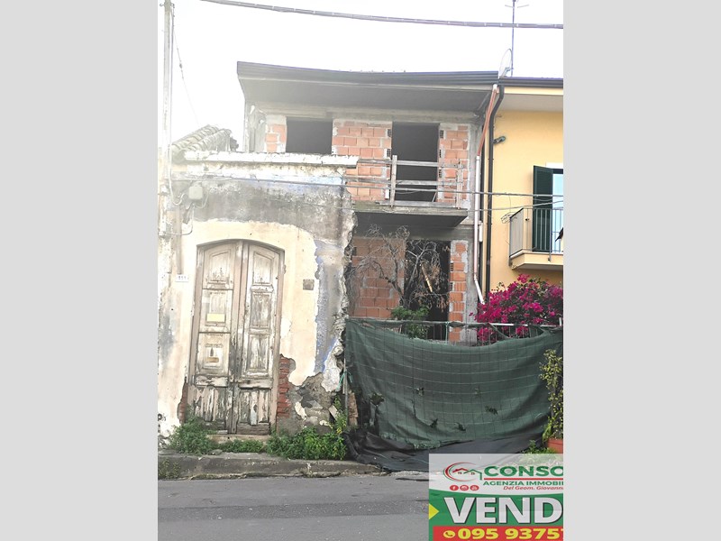 Villetta a schiera in Vendita a Fiumefreddo di Sicilia, zona Fiumefreddo di Sicilia, 120'000&euro;, 240 m², con Box