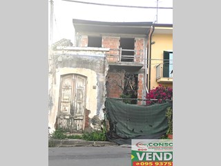 Villetta a schiera in Vendita a Fiumefreddo di Sicilia, zona Fiumefreddo di Sicilia, 120'000&euro;, 240 m², con Box