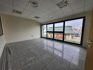 Ufficio in Affitto a Calcinaia, zona Fornacette, 1'100€, 150 m²