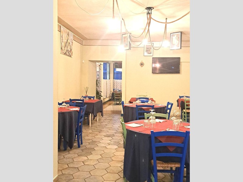 Attività commerciale in Affitto a Bientina, 2'350€, 150 m²