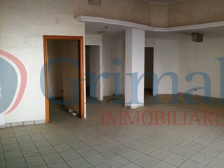 Negozio in Affitto a Francavilla Fontana, 800€, 105 m²