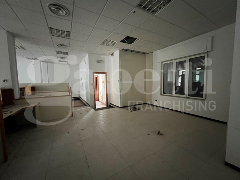 Negozio in Vendita a Grimaldi, 150'000€, 380 m²