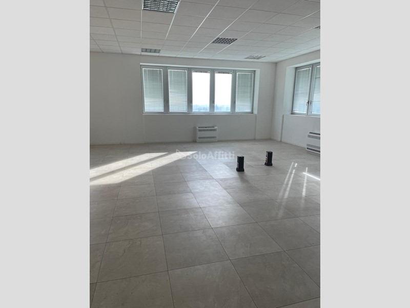 Ufficio in Affitto a Imola, zona Artigianale, 900€, 95 m²