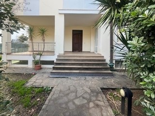 Appartamento in Vendita a Jesi, 385'000€, 280 m², con Box