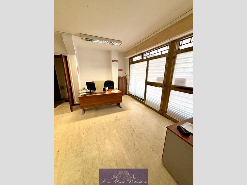 Ufficio in Vendita a Firenze, zona L'Isolotto, 99'000€, 159 m², con Box