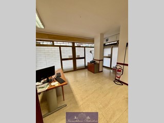 Ufficio in Vendita a Firenze, zona L'Isolotto, 99'000€, 159 m², con Box