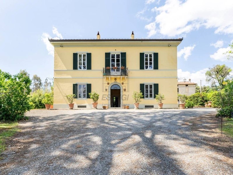 Villa in Vendita a Lucca, 2'850'000€, 840 m²