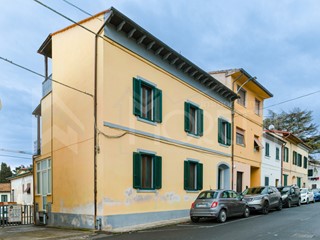 Casa Indipendente in Vendita a Collesalvetti, 220'000&euro;, 187 m²