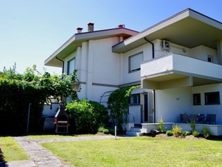 Villa bifamiliare in Affitto a Forte dei Marmi, 3'500€, 140 m², arredato