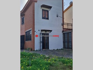 Villetta a schiera in Vendita a Pomezia, 220'000€, 120 m²