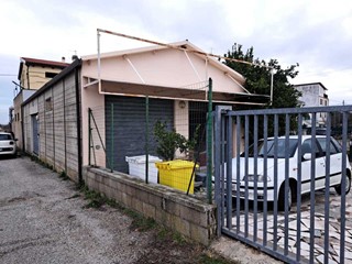 Immobile commerciale in Vendita a Santa Maria Imbaro, 235'000€, 165 m²