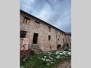 Quadrilocale in Vendita a Visso, zona Frazione Rasenna, 28'000&euro;, 70 m²