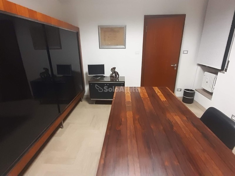 Ufficio in Affitto a Forlì, zona Centro storico, 900€, 90 m²