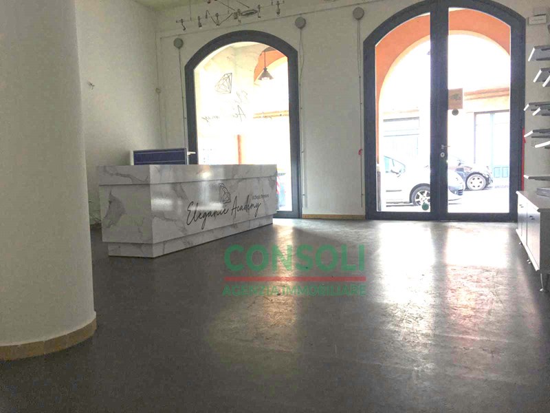 Negozio in Affitto a Giarre, 600€, 60 m²