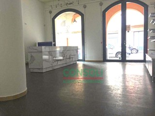 Negozio in Affitto a Giarre, 600€, 60 m²