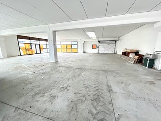 Capannone in Affitto a Ponsacco, 2'400€, 400 m²