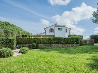 Casa di corte in Vendita a Crespina Lorenzana, 630'000€, 260 m²