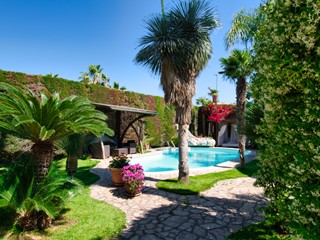 Villa in Vendita a Galatone, 600'000€, 448 m², arredato, con Box