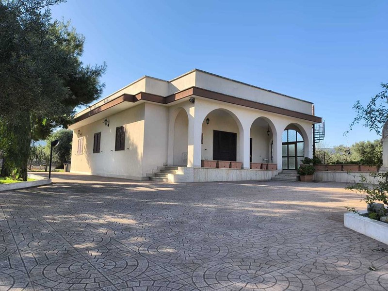 Villa in Vendita a Monopoli, zona COLLINA, 320'000€, 125 m²