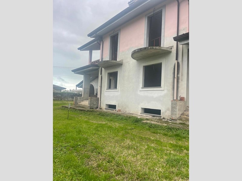 Casa Semi Indipendente in Vendita a Camaiore, 240'000&euro;, 170 m², con Box