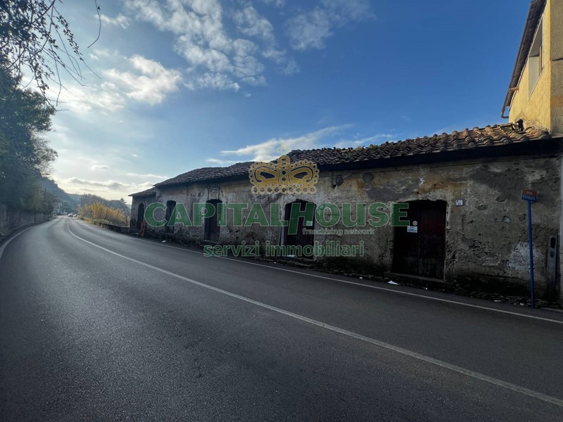 Rustico in Vendita a Pellezzano, 80'000€, 352 m²