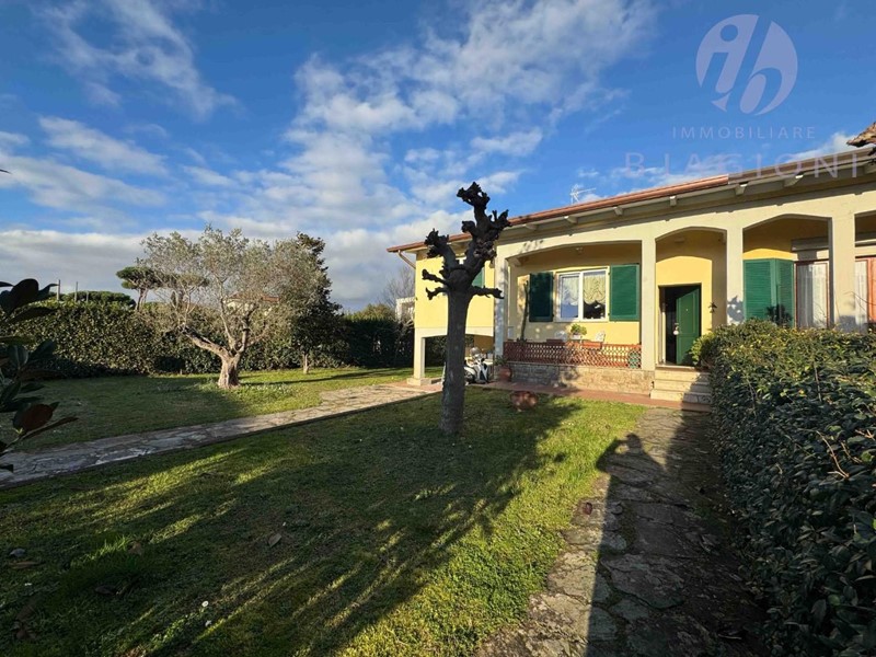 Villa bifamiliare in Vendita a Pietrasanta, zona Focette, 850'000€, 160 m², arredato