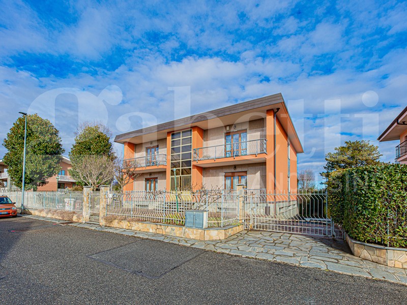 Appartamento in Vendita a Rivoli, 254'000€, 203 m²