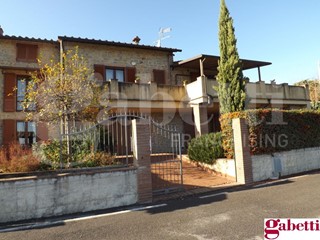Appartamento in Vendita a Casole d'Elsa, 540'000€, 273 m²