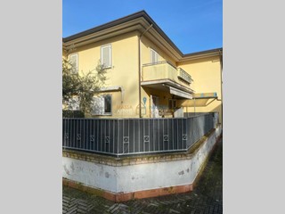 Quadrilocale in Vendita a Massa, zona Marina Di Massa, 239'000€, 80 m², arredato