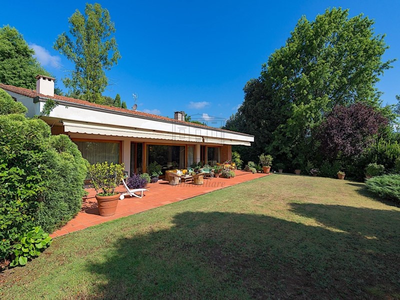 Villa in Vendita a Lucca, zona Nord, 1'650'000€, 940 m², con Box