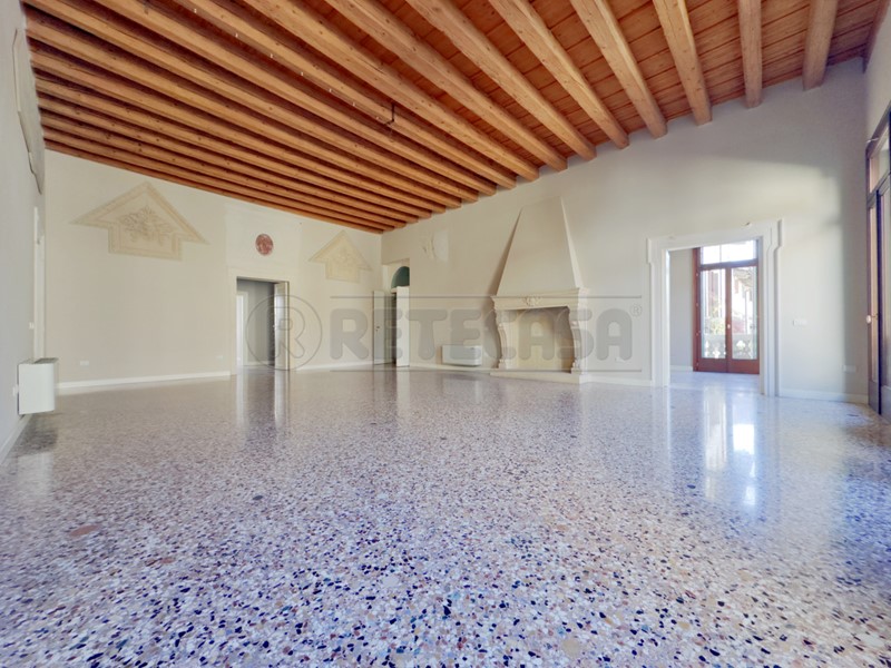 Casa Indipendente in Vendita a Vicenza, 1'950'000€, 350 m², con Box