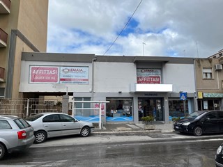 Immobile commerciale in Vendita a Vittoria, zona Via G.le Cascino n. 35F, 400 m²