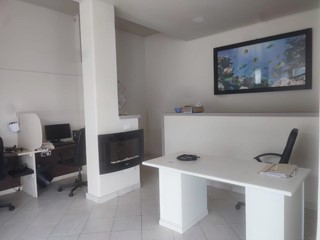 Immobile commerciale in Vendita a Carrara, zona Avenza, 135'000€, 105 m²