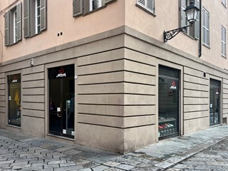 Immobile commerciale in Affitto a Reggio Emilia, zona Centro storico, 2'000&euro;, 150 m²