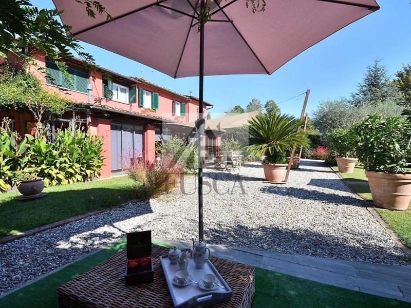 Casa Indipendente in Vendita a Lucca, zona Marlia, 700'000€, 253 m², arredato, con Box